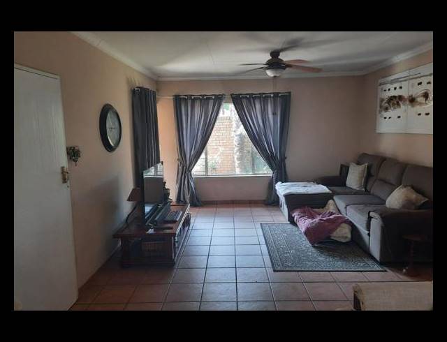 3 BEDROOM TOWNHOUSE FOR SALE IN NEW REDRUTH